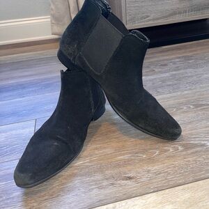 Sleek Black Chukka Boots with Suede Finish